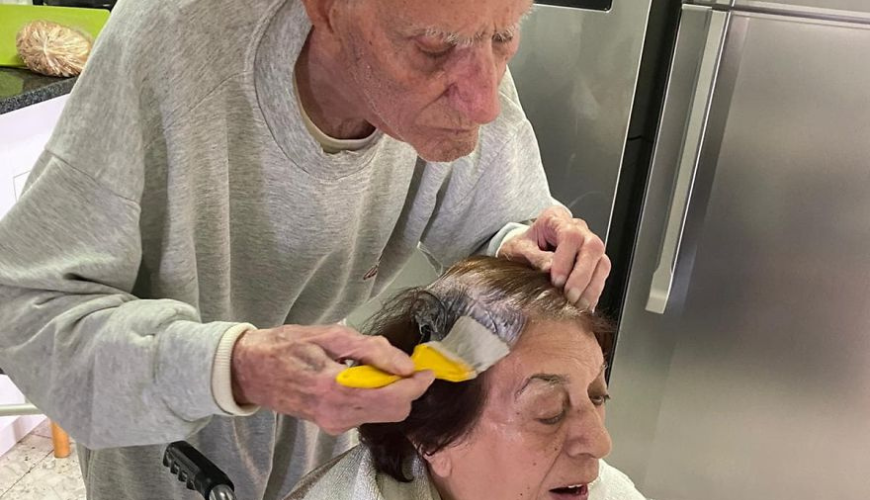 Heartwarming Story: 92-Year-Old Man Dyes Wife’s Hair During Lockdown
